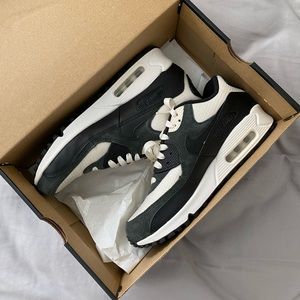 Nike ID Women’s Air Max’s in Dark Green/Black/Cream - Size 8.5 ‼️